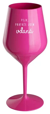 PIJU, PROTOŽE JSEM VDANÁ - růžová nerozbitná sklenička na víno 470 ml