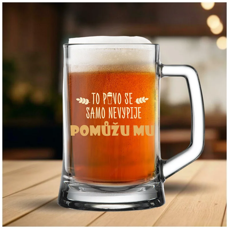 TO PIVO SE SAMO NEVYPIJE... POMŮŽU MU - pivní sklenička 0,5 